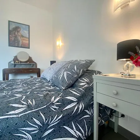 Homestay Guest-house De L'amandier - Vue Cite Medievale Roullens